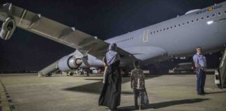 Menores gazaties y sus familias embarcan en un aeropuerto de Jordania con destino a Madrid 30JUN2026 ©lamoncloa