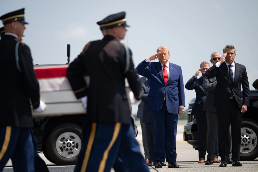 Militares fallecidos Irán ©White House Photo : Molly Riley Dover (Delaware) Donald Trump asiste al traslado solemne de militares estadounidenses fallecidos en los ataques iraníes, en la Base Aérea de Dover (Delaware), en una ceremonia organizada por la Casa Blanca. ©White House Photo / Molly Riley.