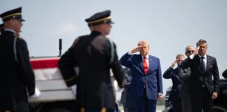 Donald Trump asiste al traslado solemne de militares estadounidenses fallecidos en los ataques iraníes, en la Base Aérea de Dover (Delaware), en una ceremonia organizada por la Casa Blanca. ©White House Photo / Molly Riley.