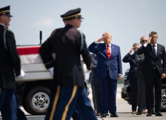 Las bajas estadounidenses agravan la opacidad de la guerra de Trump Donald Trump asiste al traslado solemne de militares estadounidenses fallecidos en los ataques iraníes, en la Base Aérea de Dover (Delaware), en una ceremonia organizada por la Casa Blanca. ©White House Photo / Molly Riley.