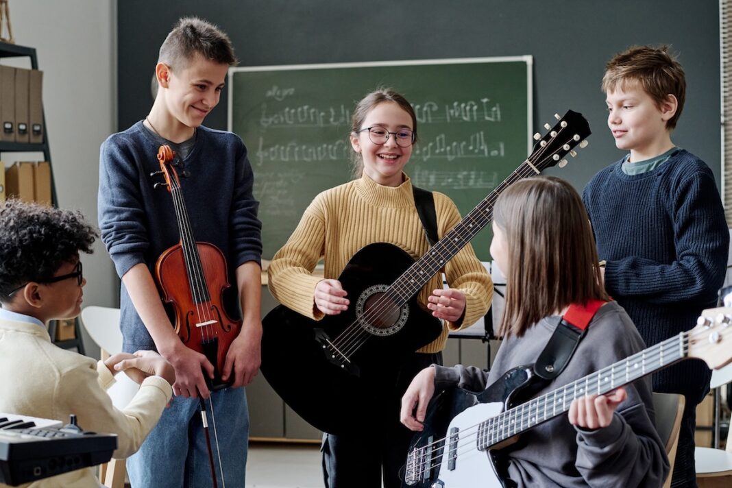 Niños y jóvenes en clases de música ©123RF Niños y jóvenes en clases de música ©123RF