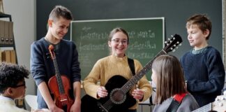 Niños y jóvenes en clases de música ©123RF