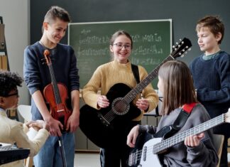 La demanda de clases de música crece en los municipios de la Comunidad de Madrid Niños y jóvenes en clases de música ©123RF
