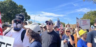 Protesta «No Kings» en Washington D. C., una de las expresiones cívicas de oposición democrática al poder presidencial de Donald Trump.