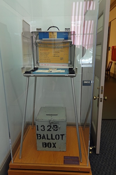 Official Palm Beach County Votomatic ©Florida Historic Capitol Museum, Official Palm Beach County Votomatic. Florida Historic Capitol Museum ©DrReload, CC BY 4.0 vía Wikimedia Commons