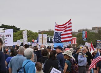 Trump disputa el patriotismo; la oposición fiscaliza el poder