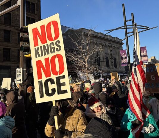 Protest No Kngs en Minneapolis ©Nvss132, CC BY 4.0 vía Wikimedia Commons.