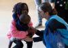 En el aeropuerto de Lisboa, personal de Acnur da la bienvenida a refugiados de Sudán que serán reasentados en Portugal. ©Jose Ventura / Acnur