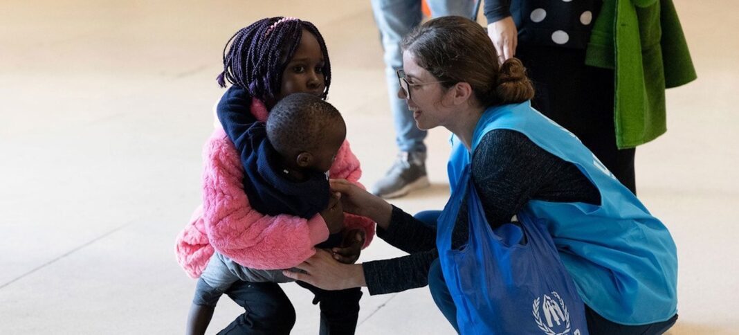 Refugiados Sudán Lisboa ©Jose Ventura:Acnur En el aeropuerto de Lisboa, personal de Acnur da la bienvenida a refugiados de Sudán que serán reasentados en Portugal. ©Jose Ventura / Acnur