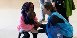 En el aeropuerto de Lisboa, personal de Acnur da la bienvenida a refugiados de Sudán que serán reasentados en Portugal. ©Jose Ventura / Acnur