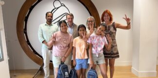 Jesús Moreno con Sonia Lolo, Carmen de Gregorio, Jalil Mohamed Abdelaziz y las tres menores que pasarán el verano en Tres Cantos