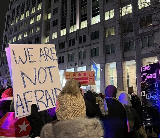 «Protesta frente a la sede de ICE en Washington, en enero de 2026, durante una ola de movilizaciones contra la política migratoria federal»