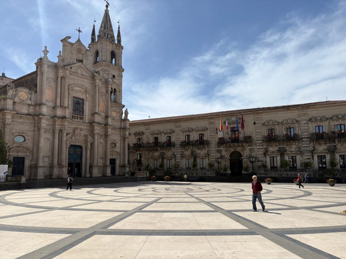 Sicilia, Acicreale, Basílica de los Apóstoles San Pedro y San Pablo, y ayuntamiento a la derecha ©Pilar Ahijado|Luis González