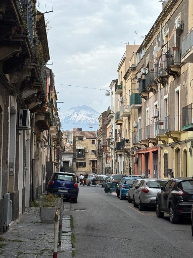 Sicilia Calle de Catania con el Etna al fondo ©Pilar Ahijado|Luis González