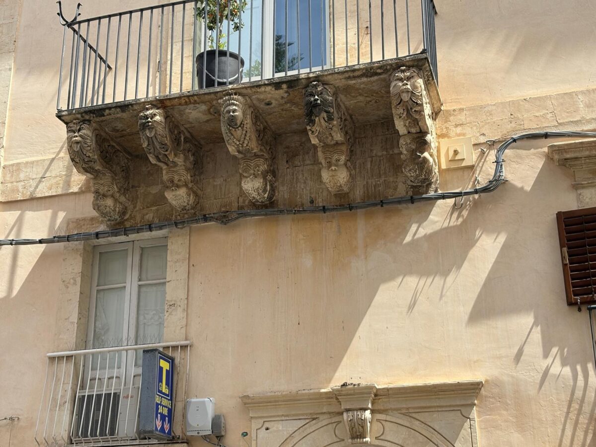 Sicilia, Noto, Balcón barroco con ménsulas ©Pilar Ahijado|Luis González