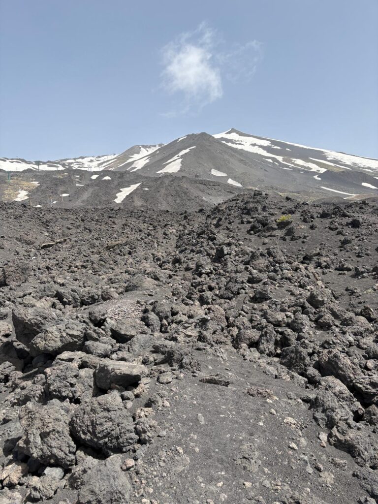 Sicilia, Paisaje de altura del Etna, al fondo la Montagnola ©Pilar Ahijado|Luis González