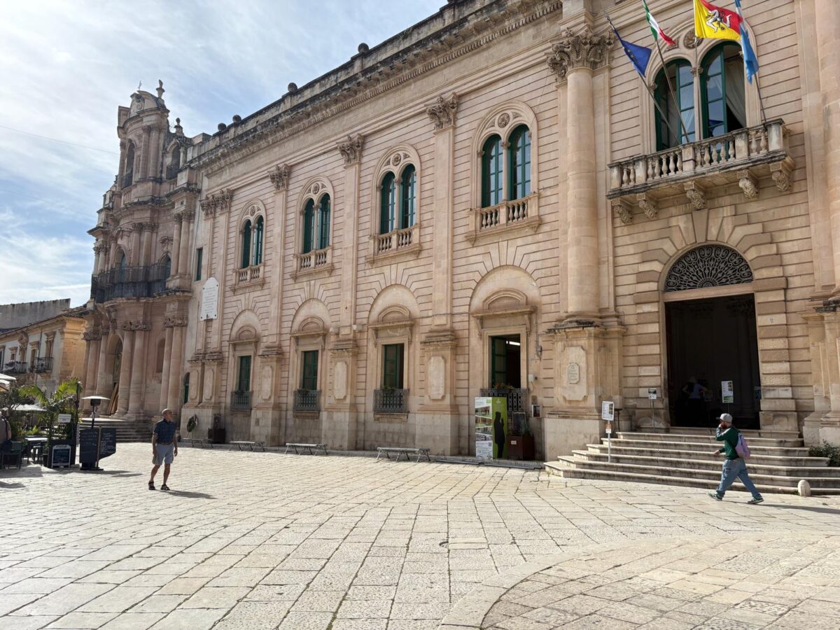 Sicilia, Scicli, Iglesia San Juan Evangelista y ayuntamiento ©Pilar Ahijado|Luis González