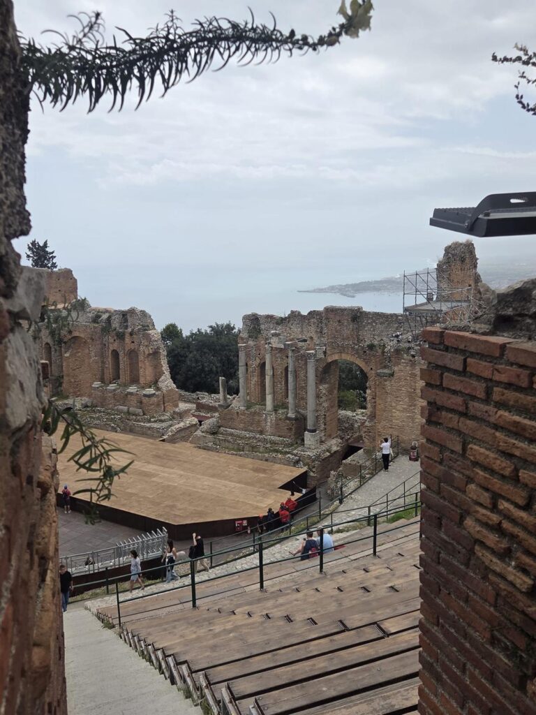 Sicilia, Taormina , Vista de la cavea el escenario y bahía ©Pilar Ahijado|Luis González