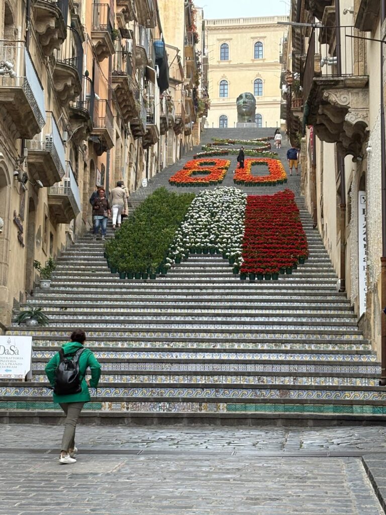 Sicilia, Vista de la escalinata de Caltagirone desde abajo ©Pilar Ahijado|Luis González