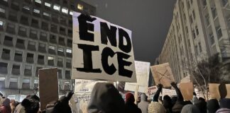 Protesta contra ICE en Washington, en enero de 2026. La imagen encaja con el eje de rendición de cuentas migratoria y no repite las imágenes recientes de Fulton County, USPS, Capitolio o No Kings.
