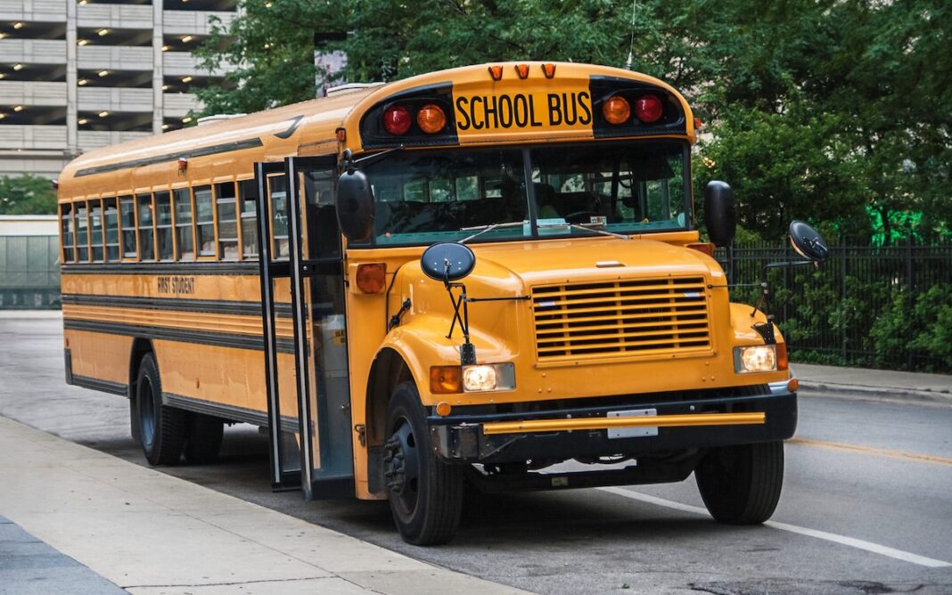 Autobus-escolar-school-bus-©123RF