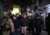 El jefe de gobierno (alcalde) de la ciudad de Buenos Aires, Jorge Macri, difundió esta foto el 14 de mayo, en la que se muestra encabezando personalmente un operativo policial de corte cinematográfico en asentamientos precarios (conocidos como «villas»), que fue repudiado como estigmatizante por la Iglesia católica y organizaciones sociales. Imagen: La Caba