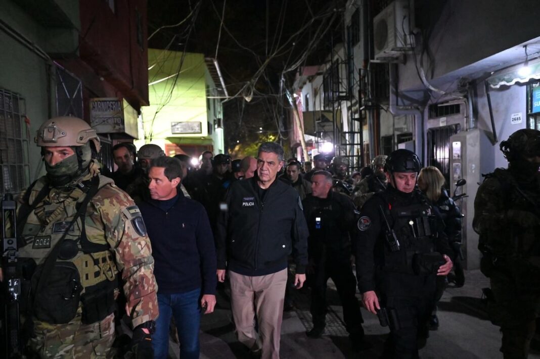 Buenos Aires contra los pobres ©La Caba 14JUN2026 El jefe de gobierno (alcalde) de la ciudad de Buenos Aires, Jorge Macri, difundió esta foto el 14 de mayo, en la que se muestra encabezando personalmente un operativo policial de corte cinematográfico en asentamientos precarios (conocidos como «villas»), que fue repudiado como estigmatizante por la Iglesia católica y organizaciones sociales. Imagen: La Caba
