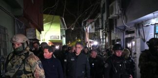 El jefe de gobierno (alcalde) de la ciudad de Buenos Aires, Jorge Macri, difundió esta foto el 14 de mayo, en la que se muestra encabezando personalmente un operativo policial de corte cinematográfico en asentamientos precarios (conocidos como «villas»), que fue repudiado como estigmatizante por la Iglesia católica y organizaciones sociales. Imagen: La Caba