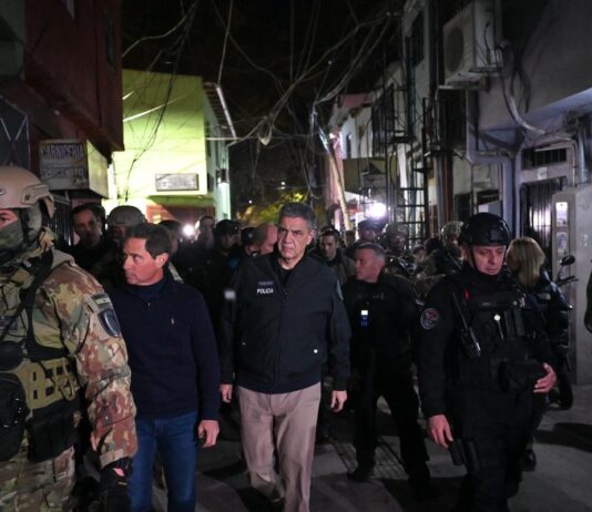 El jefe de gobierno (alcalde) de la ciudad de Buenos Aires, Jorge Macri, difundió esta foto el 14 de mayo, en la que se muestra encabezando personalmente un operativo policial de corte cinematográfico en asentamientos precarios (conocidos como «villas»), que fue repudiado como estigmatizante por la Iglesia católica y organizaciones sociales. Imagen: La Caba