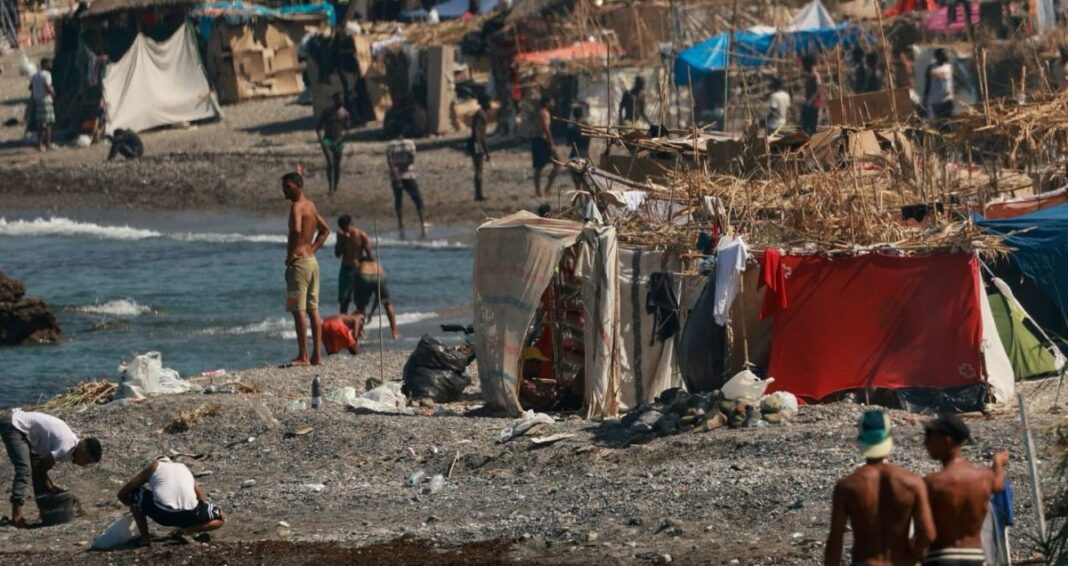 Ceuta: fotograma migrantes en la playa 18AGO2026