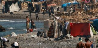 Ceuta: fotograma migrantes en la playa 18AGO2026