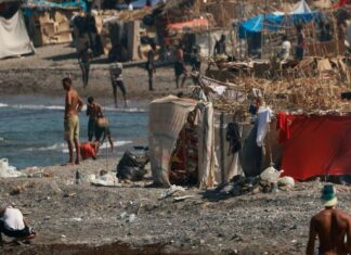 Sebta, veinte días después: una crisis, dos relatos y los menores en medio Ceuta: fotograma migrantes en la playa 18AGO2026