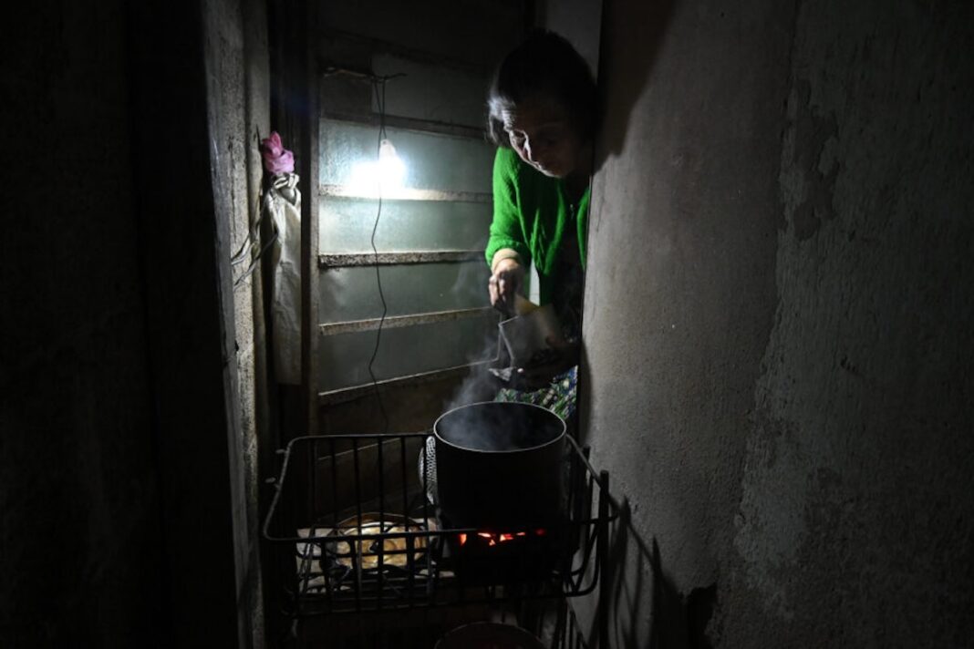 Cuba mujer fogón ©JLB IPS Una mujer en La Habana utiliza un fogón a carbón durante uno de los recurrentes cortes del servicio eléctrico ©Jorge Luis Baños / IPS