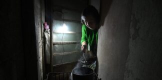Una mujer en La Habana utiliza un fogón a carbón durante uno de los recurrentes cortes del servicio eléctrico ©Jorge Luis Baños / IPS