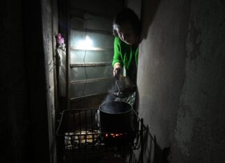 Una mujer en La Habana utiliza un fogón a carbón durante uno de los recurrentes cortes del servicio eléctrico ©Jorge Luis Baños / IPS
