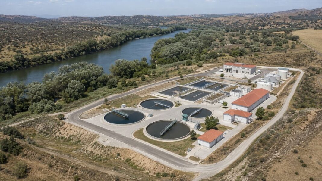 Depuradora sobre el río ©AqM-AV-gemini