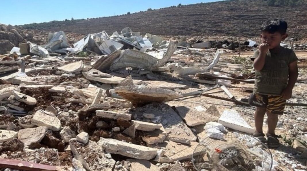 Gaza Qalqiliya vivienda beduina destruida ©OCHA 14JUL2026 Un niño permanece entre los escombros después de que las autoridades israelíes demolieran la casa de su familia y otras estructuras residenciales y financiadas por donantes en una comunidad beduina en la gobernación de Qalqiliya el 14 de julio de 2026. ©OCHA