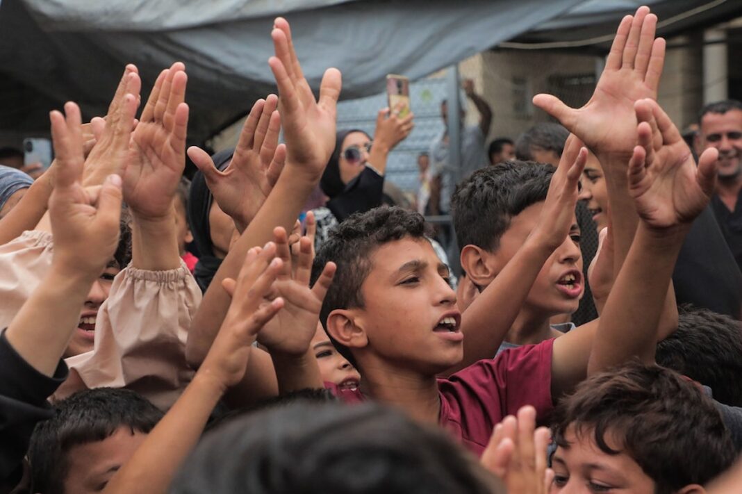 Gaza niños celebran alto el fuego 2025 ©Mohammed Nateel Unicef Niños de Gaza celebraron el anuncio de alto el fuego el 10 de octubre de 2025 ©Mohammed Nateel / Unicef