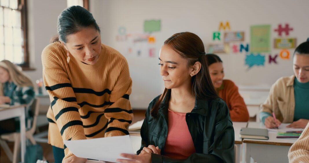 Profesora maestra en clase ©123RF