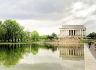 Trump presiona a su fiscal en Washington para reabrir un caso sin pruebas Washington: Estanque reflectante y monumento a Lincoln