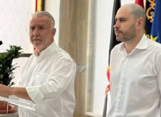 Dimite el delegado del Gobierno en Ceuta y reabre la disputa sobre los avisos Ángel Víctor Torres con Miguel Ángel Pérez Triano en una comparecencia ©fotogramatv