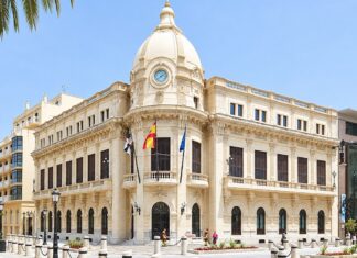 Vivas adjudica sin concurrencia 5,75 millones en contratos de emergencia a allegados de su entorno