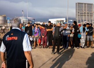 Ceuta espera a Marlaska con miles de migrantes aún en el limbo
