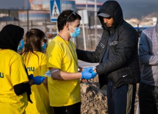 Marlaska estima hasta 3500 migrantes fuera de acogida y acelera los triajes