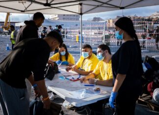 Ceuta: trasladados 1700 migrantes al puerto, pero miles regresan a las playas
