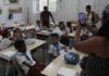 La educación en Cuba adapta las clases a la crisis energética Padres acompañan a sus hijos durante el primer día de clases del nuevo curso escolar, en un plantel de educación primaria en La Habana, el 1 de septiembre de 2026. ©Jorge Luis Baños / IPS