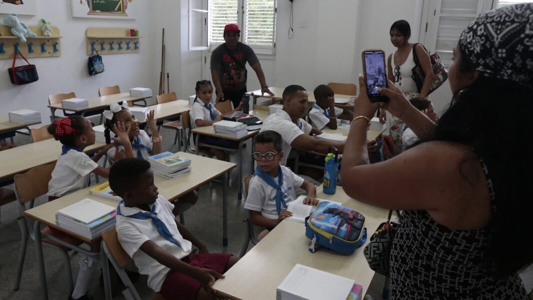 Cuba curso escolar 2026-2027 ©Jorge Luis Baños : IPS Padres acompañan a sus hijos durante el primer día de clases del nuevo curso escolar, en un plantel de educación primaria en La Habana, el 1 de septiembre de 2026. ©Jorge Luis Baños / IPS