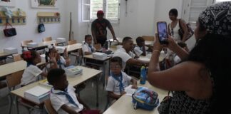 Padres acompañan a sus hijos durante el primer día de clases del nuevo curso escolar, en un plantel de educación primaria en La Habana, el 1 de septiembre de 2026. ©Jorge Luis Baños / IPS