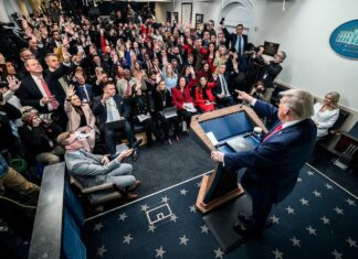 Donald Trump se dirige a los medios de comunicación en la Sala de Prensa James S. Brady, el 20 de enero 2026. ©Casa Blanca | Daniel Torok