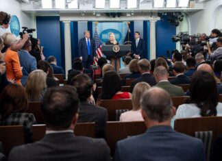 Trump anuncia el veto a CNN, MS NOW y Politico y recibe críticas conservadoras